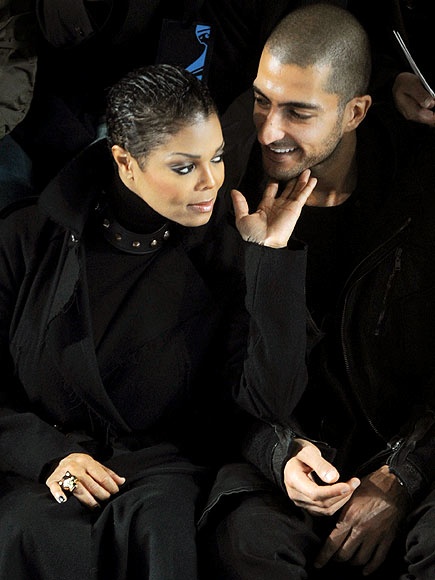 Wissam Al Mana kém Janet 9 tuổi và là giám đốc của tập đoàn bán lẻ và một công ty kinh doanh mặt hàng xa xỉ. Theo Forbes, tổng tài sản của Wissam có giá <abbr class=