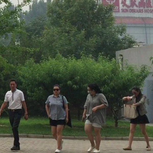 Con gái rơi của Trương Thiết Lâm (thứ ba từ trái sang) cũng có mặt cùng mẹ. Cô không được thừa nhận sau lần kiểm tra gen.