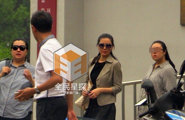 Nữ sinh năm nào bị ép quan hệ và sau đó mất con (thứ ba từ trái sang) thẫn thờ cùng bà Hầu có mặt tại tòa án ngày 25/6.