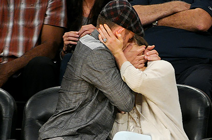 Nhung khoanh khac Kiss Cam an tuong cua sao hinh anh