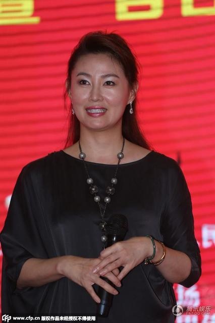 Vương Tư Ý xuất hiện trong buổi họp báo ngày 25/6 với hình ảnh tròn trịa khác hẳn trước kia.