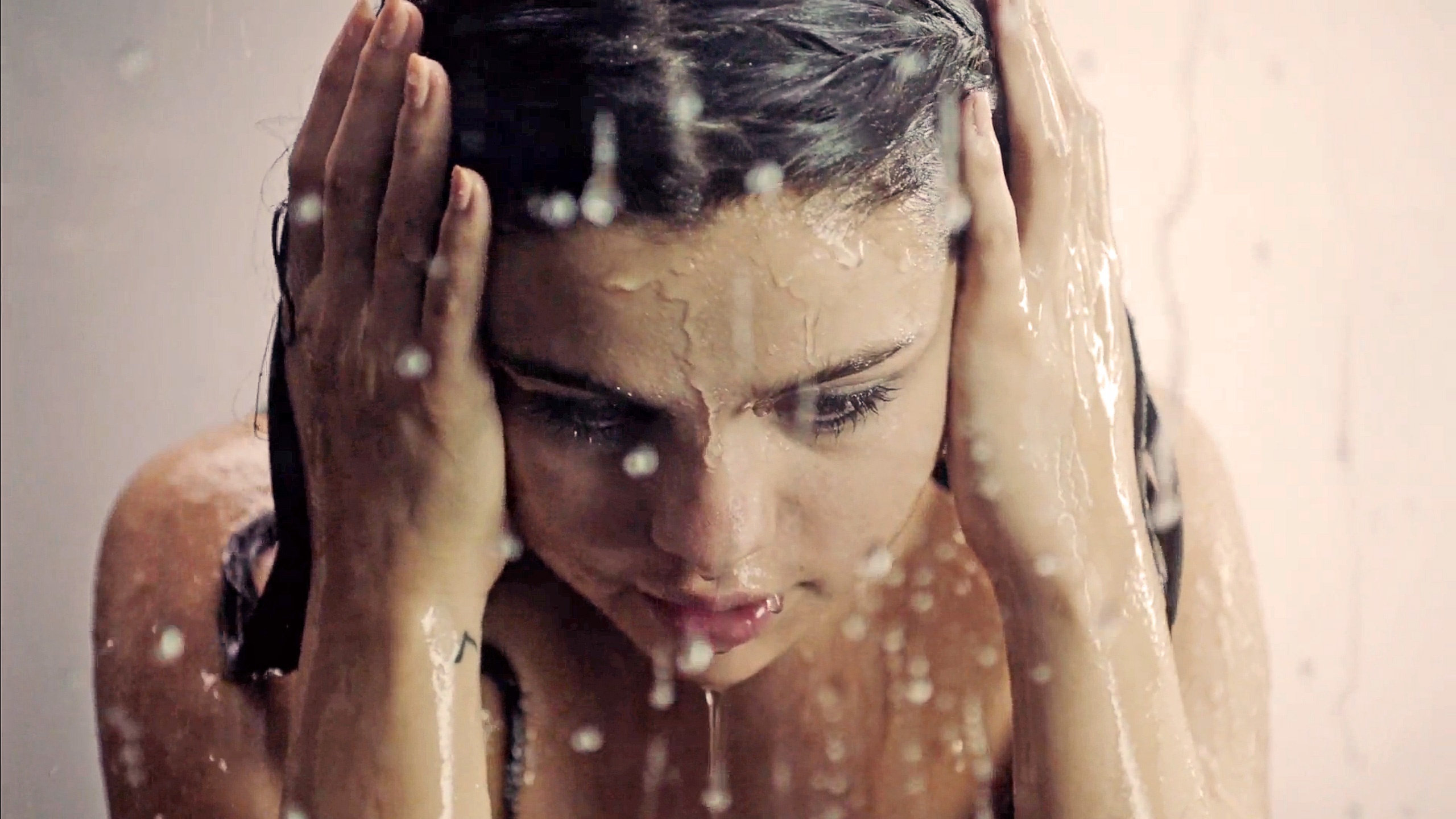 Selena Gomez ban nude trong MV moi hinh anh