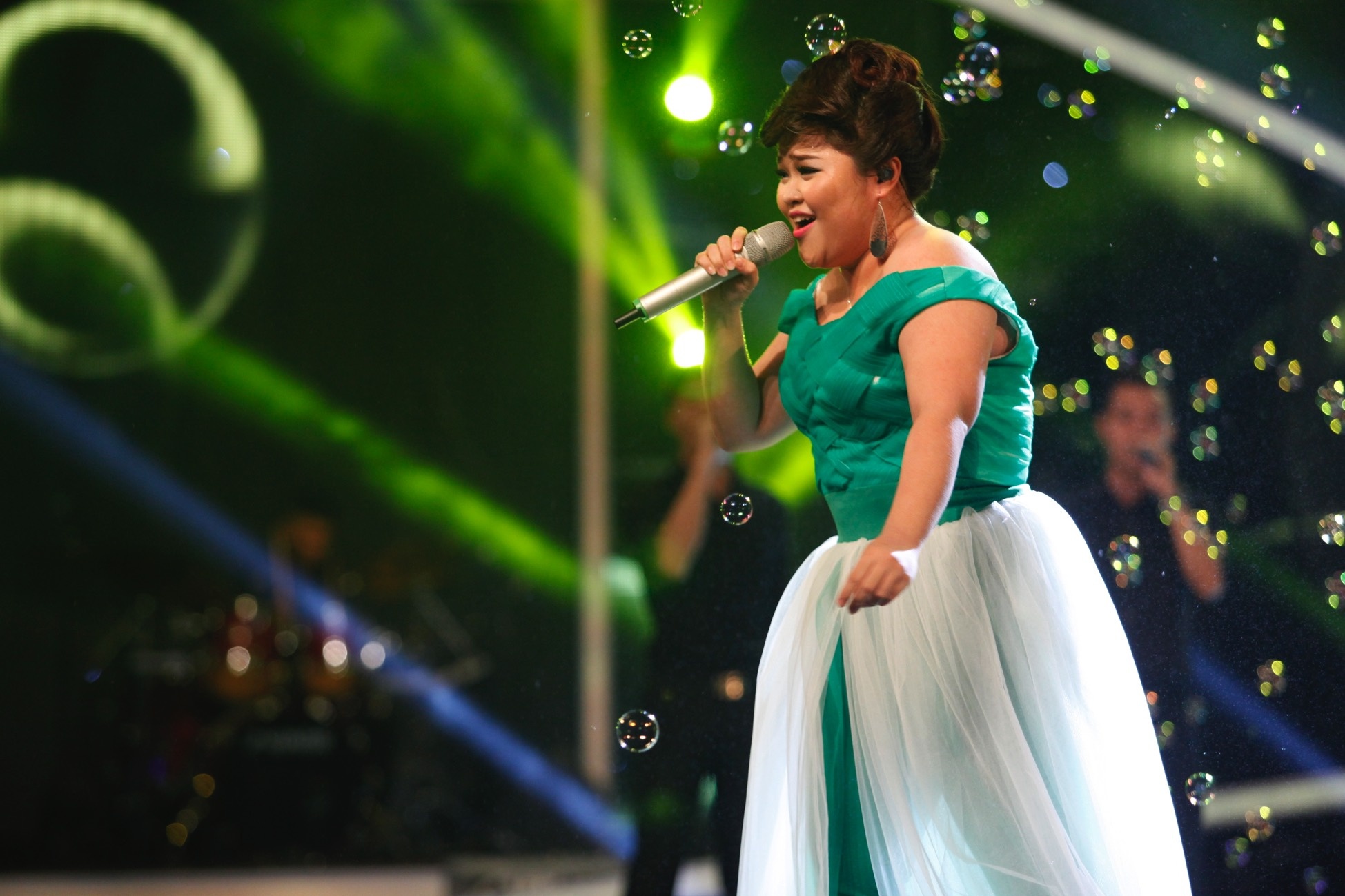 Bích Ngọc là thí sinh mở màn đêm thi. Cô trình diễn ca khúc Chậm lại một phút của Văn Mai Hương. Nữ sinh ĐH Kiến trúc TP HCM nối dài mạch phong độ ấn tượng khi làm chủ 100 % tiết mục. Nếu những nốt cao luôn căng tràn nội lực thì phần bỏ nhỏ cũng được cô gái mũm mĩm xử lý rất mượt và rõ lời. Trong lúc nhận xét, Thu Minh phải “dọa” Bích Ngọc không được hát bài của mình vì sợ bị mất bản hit.