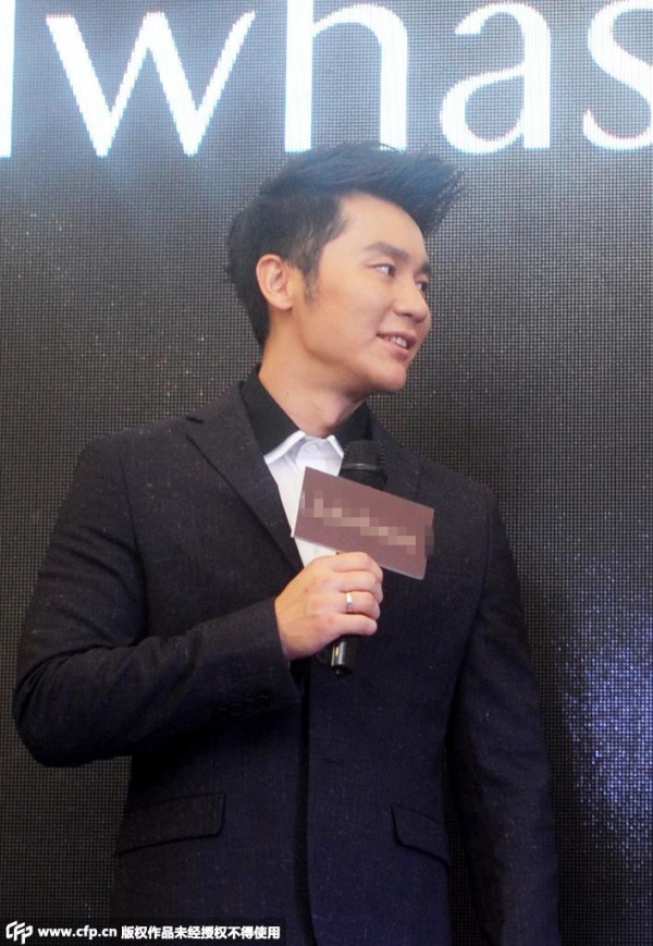 Lý Thần khoe nhẫn ở ngón áp út, biểu thị tình cảm mặn nồng với Phạm Băng Băng.