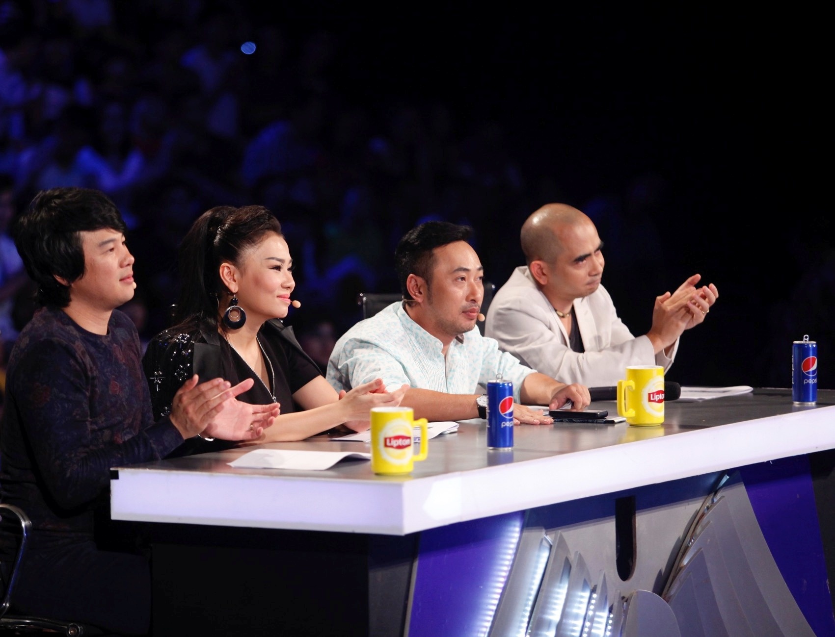 Tuần sau, top 5 Vietnam Idol mùa 6 sẽ phải chinh phục thử thách mới mang tên… Đêm thi được truyền hình trực tiếp lúc 20 chủ nhật, ngày 4/7 trên kênh VTV3. Trong ảnh: ban giám khảo ở Gala 4 gồm Thanh Bùi, Thu Minh, Nguyễn Quang Dũng và Đức Trí.