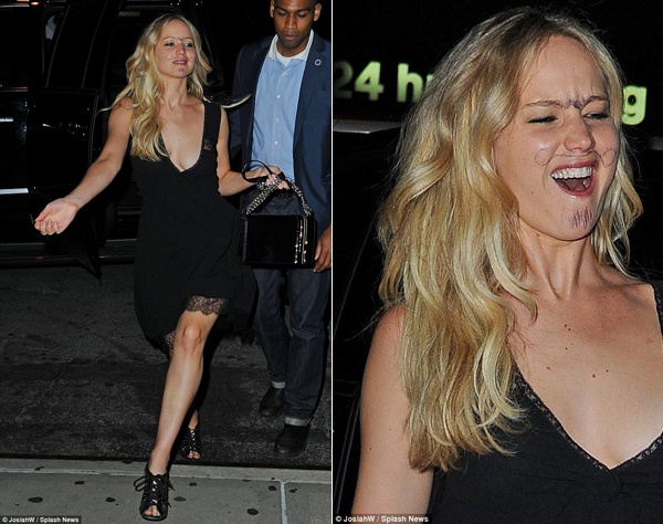 Cô đào tóc vàng biểu cảm với gương mặt được tô vẽ 