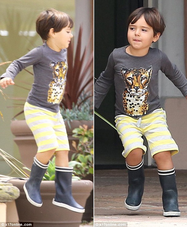 Cánh săn ảnh cho biết, Flynn chạy nhảy tung tăng trên phố, thậm chí chơi trò trốn tìm để “hù” ông bố Orlando. 