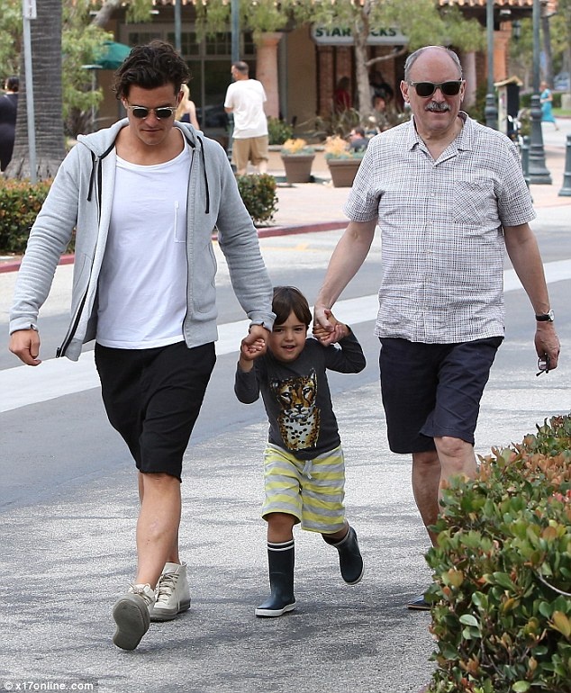 Flynn trở nên ngoan ngoãn khi có mặt ông nội. 