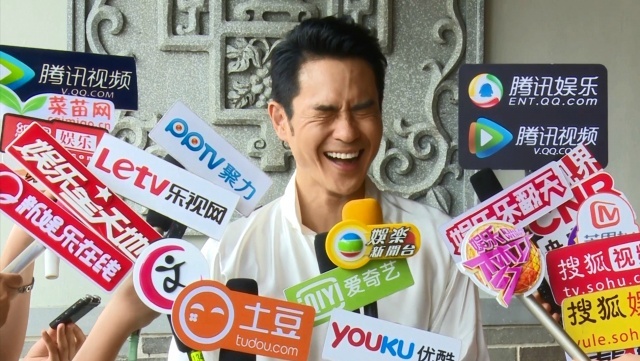 Trịnh Gia Dĩnh phấn khích khi nói về chuyện yêu đương với Xa Thi Mạn.