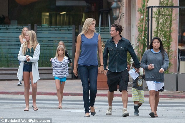 Tới chiều tối cùng ngày, hai bố con Orlando cùng các thành viên trong gia đình đi ăn tối. Thời gian này Orlando đang quay bộ phim mới Pirates of the Caribbean: Dead Men Tell No Tales.