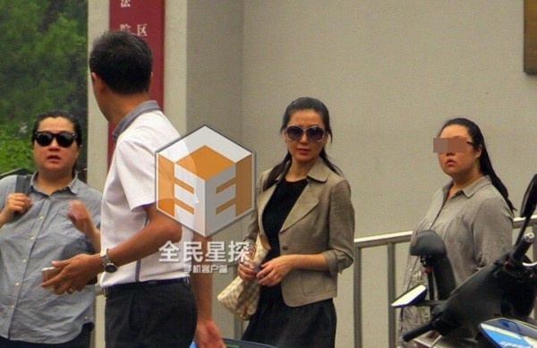 Cô Tư (đeo kính đen, thứ ba từ trái sang) trong ngày khởi kiện Trương Thiết Lâm.