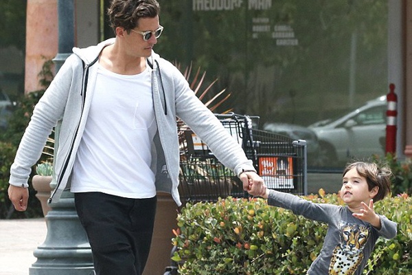 Con trai Orlando Bloom hieu dong tren pho hinh anh