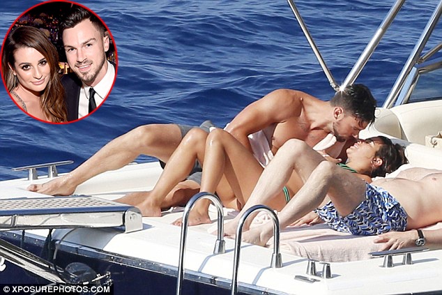 Nữ ca sĩ kiêm diễn viên Lea Michele được bạn trai người mẫu Matthew Paetz âu yếm dành tặng nụ hôn khi nằm tắm nắng thư thái.