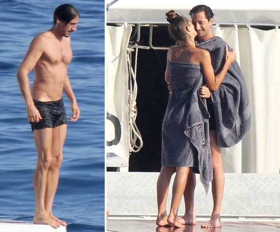 Tài tử Adrien Brody và bạn gái vừa cuốn khăn vừa ôm hôn nhau hạnh phúc sau khi vừa lên du thuyền sau khi bơi.