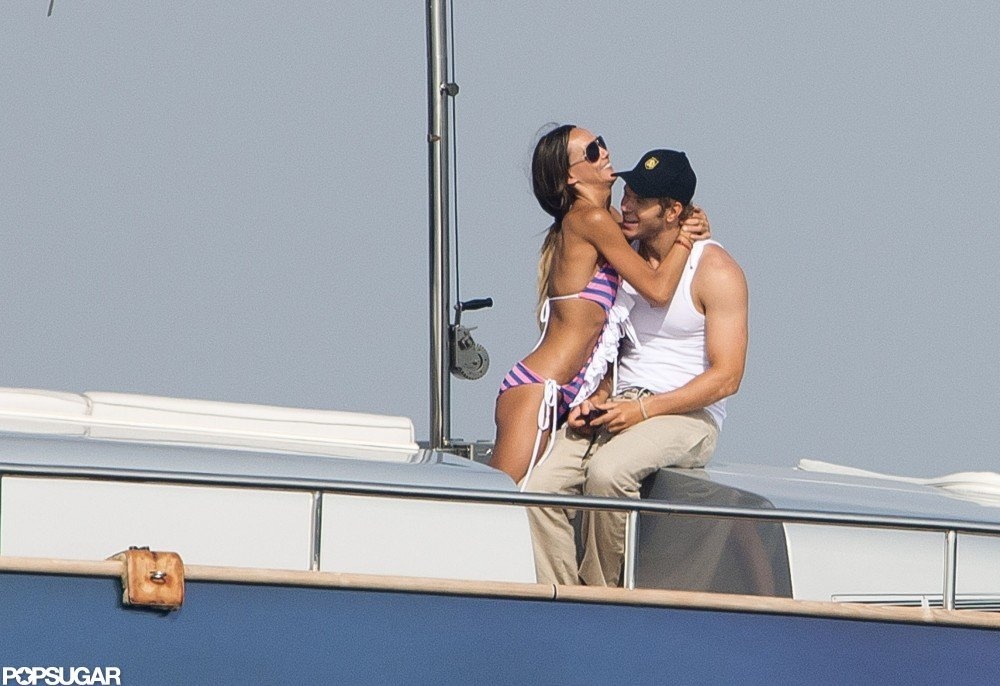 “Ma cà rồng” Kellen Lutz và bạn gái Sharni Vinson đùa giỡn khi du ngoạn trên du thuyền trên biển Saint-Tropez.