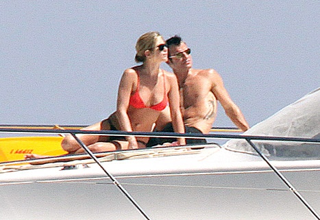 Minh tinh Jennifer Aniston cùng bạn trai Justin Theroux phơi nắng trên boong tàu trong kỳ nghỉ ở Capri, Italy.