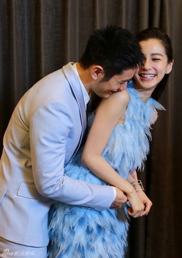 Huỳnh Hiểu Minh và Angela Baby đang chờ đến ngày cưới. Cặp sao đã đăng ký kết hôn ở Thanh Đảo, Sơn Đông (Trung Quốc).
