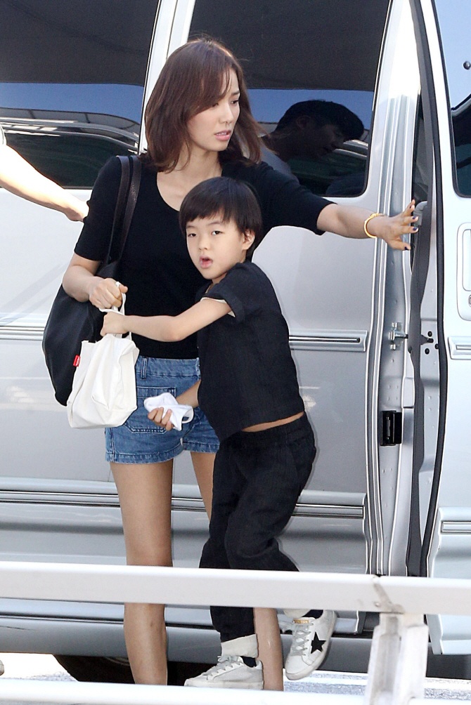 Chiều 1/7, Son Tae Young và con trai cả Ruk Hee đến sân bay quốc tế Incheon đi Phuket, Thái Lan. Hai mẹ con diện trang phục thoải mái, màu đen làm chủ đạo.