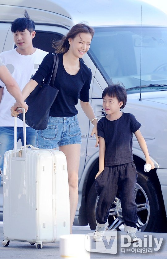  Son Tae Young khoe thân hình thon gọn với quần shorts và áo phông, trong khi con trai Ruk Hee mặc bộ đồ đen, đi giày thể thao trắng khỏe khoắn. 