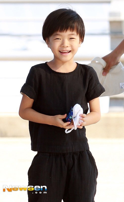 Ruk Hee năm nay tròn 6 tuổi, có biệt danh là Rookie. Cậu bé được thừa hưởng đôi mắt nhỏ một mí giống hệt bố Kwon Sang Woo, đặc biệt là nét mặt khi cười. 
