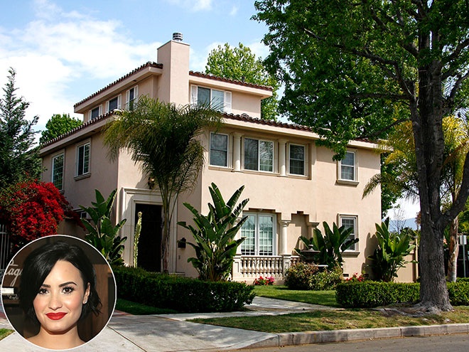 Cựu sao Disney Demi Lovato là trường hợp ngoại lệ. Nữ ca sĩ kiêm diễn viên chưa muốn sắm nhà riêng mà đi ở thuê ngôi nhà xinh xắn có 6 phòng ngủ ở Toluca Lake, California. Mỗi tháng, Demi phải bỏ ra <abbr class=