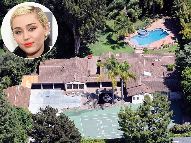 Gia nhập làng giải trí từ nhỏ, Miley Cyrus sở hữu khối tài sản không nhỏ. Năm 18 tuổi, nữ ca sĩ kiêm diễn viên mua biệt thự ở Studio City, California với giá <abbr class=