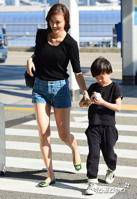 Cậu nhóc mải mê nghịch món đồ chơi trên tay và tỏ ra khá dạn dĩ khi gặp cánh săn ảnh.