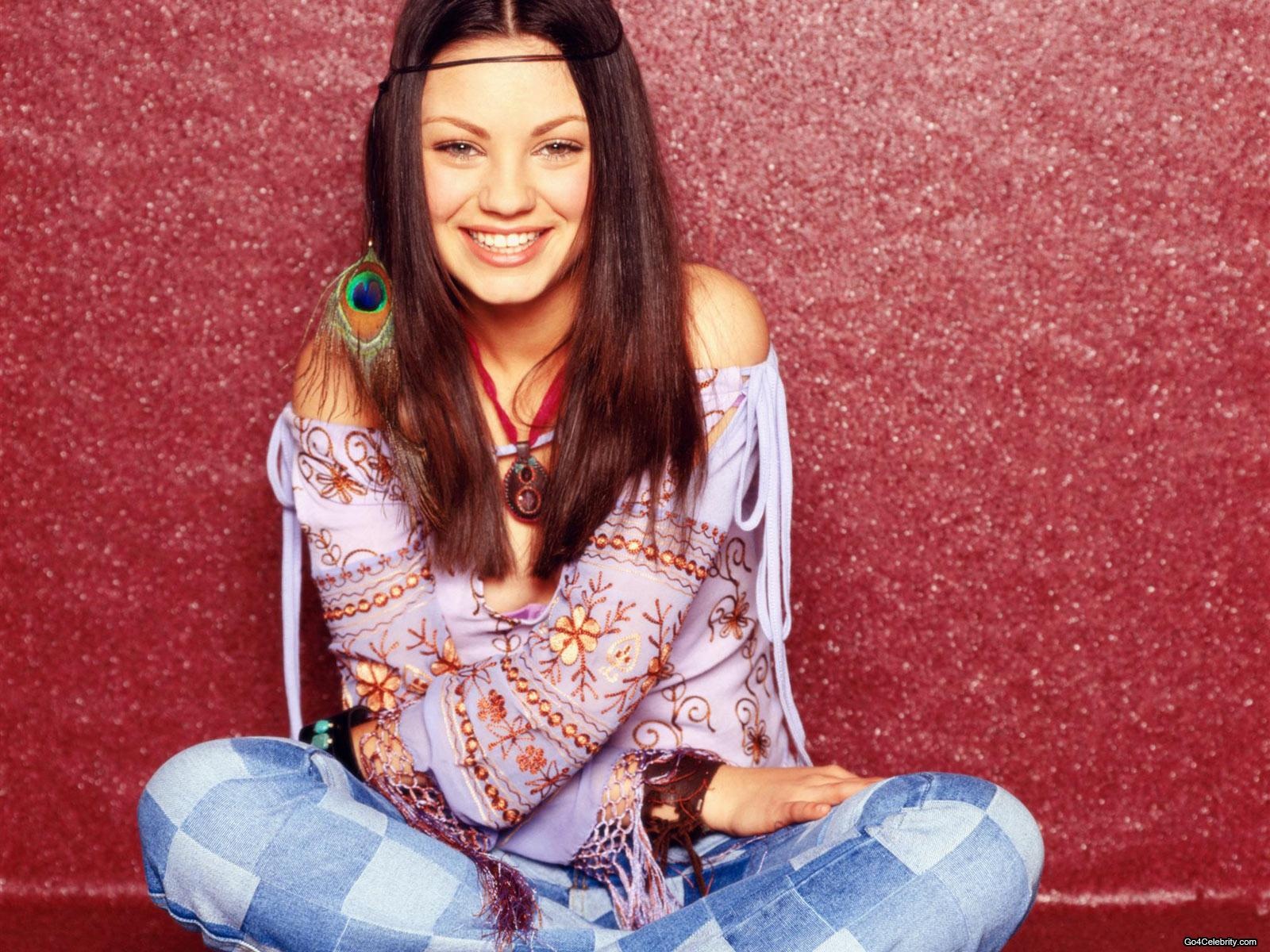 Khi còn là diễn viên nhí, Mila Kunis nổi tiếng qua bộ phim truyền hình That 70’s Show. Nữ diễn viên tham gia series này khi mới 14 tuổi. Trong quá trình thử vai, khi biết nếu khai tuổi thật sẽ không được nhận vai, Mila đã nói dối rằng cô sắp tròn 18 tuổi. Kết quả là nữ diễn viên gắn bó với nhân vật Jackie Burkhart một thời gian dài trước khi chuyển sang màn ảnh rộng.