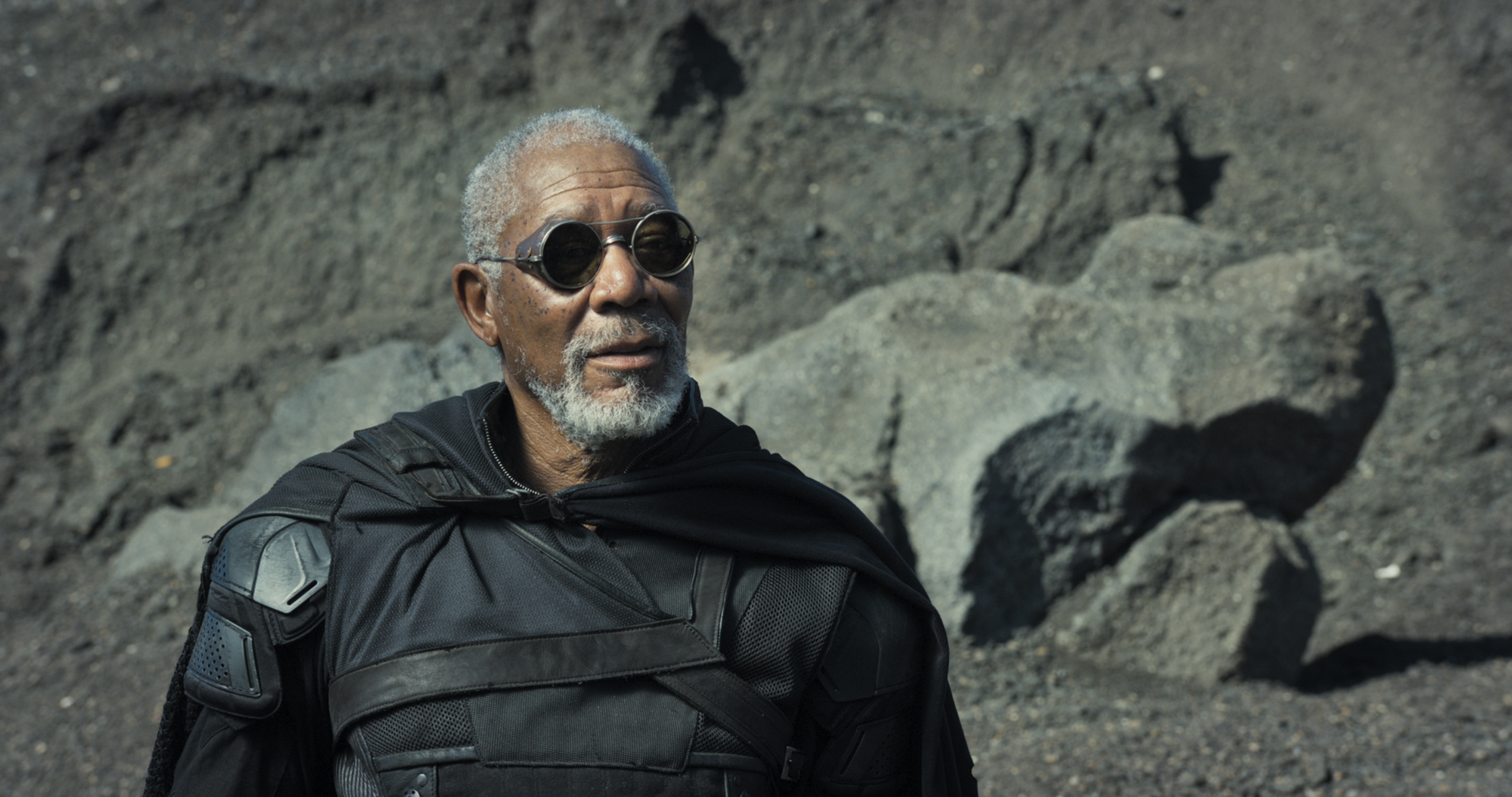 Ê-kíp của bom tấn Oblivion từng đề nghị tài tử Morgan Freeman là người đọc thoại dẫn dắt trong phim. Nhưng nam diễn viên kỳ cựu muốn nhiều hơn thế - một vai diễn thực sự. Ông nói dối đạo diễn Joseph Kosinski rằng mình gặp vấn đề ở cổ họng. Sau đó, Joseph đã giao cho Morgan một nhân vật phụ xuất hiện trong phim, đúng như ông mong muốn.