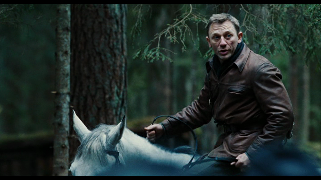 Trong khá nhiều tác phẩm, Daniel Craig buộc phải thành thạo các kỹ năng như cưỡi ngựa, lái xe… Thực tế, tài tử người Anh không hề biết cưỡi ngựa. Cuối cùng, Daniel xử lý khá tốt và bộ phim Cowboys and Aliens là minh chứng khá rõ ràng.