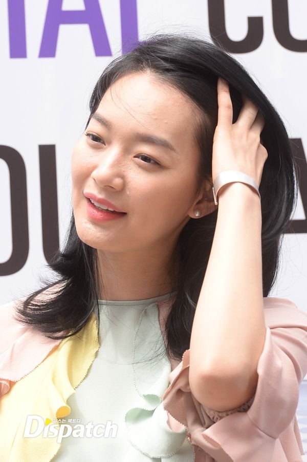 Dưới lớp phấn trắng, người đối diện dễ dàng nhận ra mụn lấm tấm trên gương mặt Shin Min Ah. Làn da người đẹp 31 tuổi kém mịn màng như những hình ảnh trên phim hay quảng cáo. 