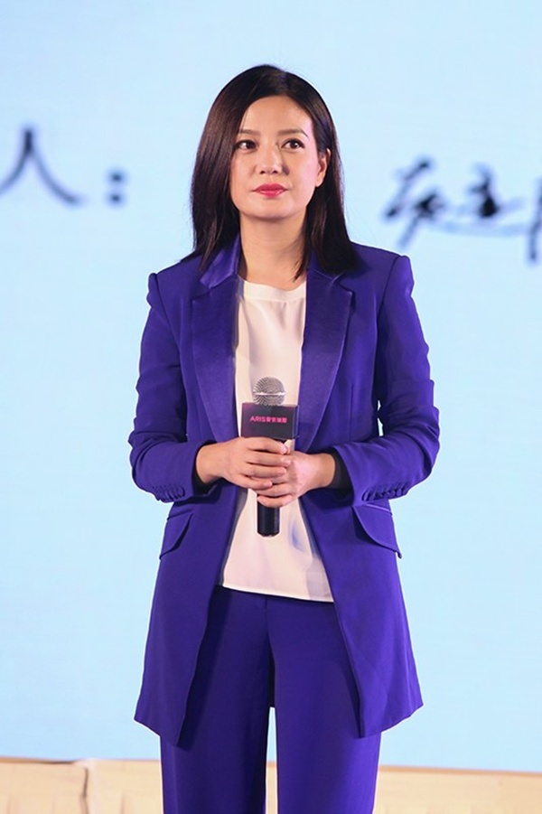 Hình ảnh trong sự kiện khiến Én Nhỏ gặp không ít ý kiến trái chiều.