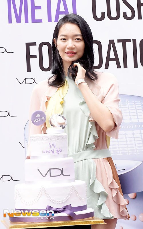 Trong làng giải trí Hàn, nhan sắc Shin Min Ah nổi bật nhờ vẻ trẻ trung, đáng yêu. Cô là gương mặt quảng bá cho nhiều nhãn hàng mỹ phẩm và thời trang. 