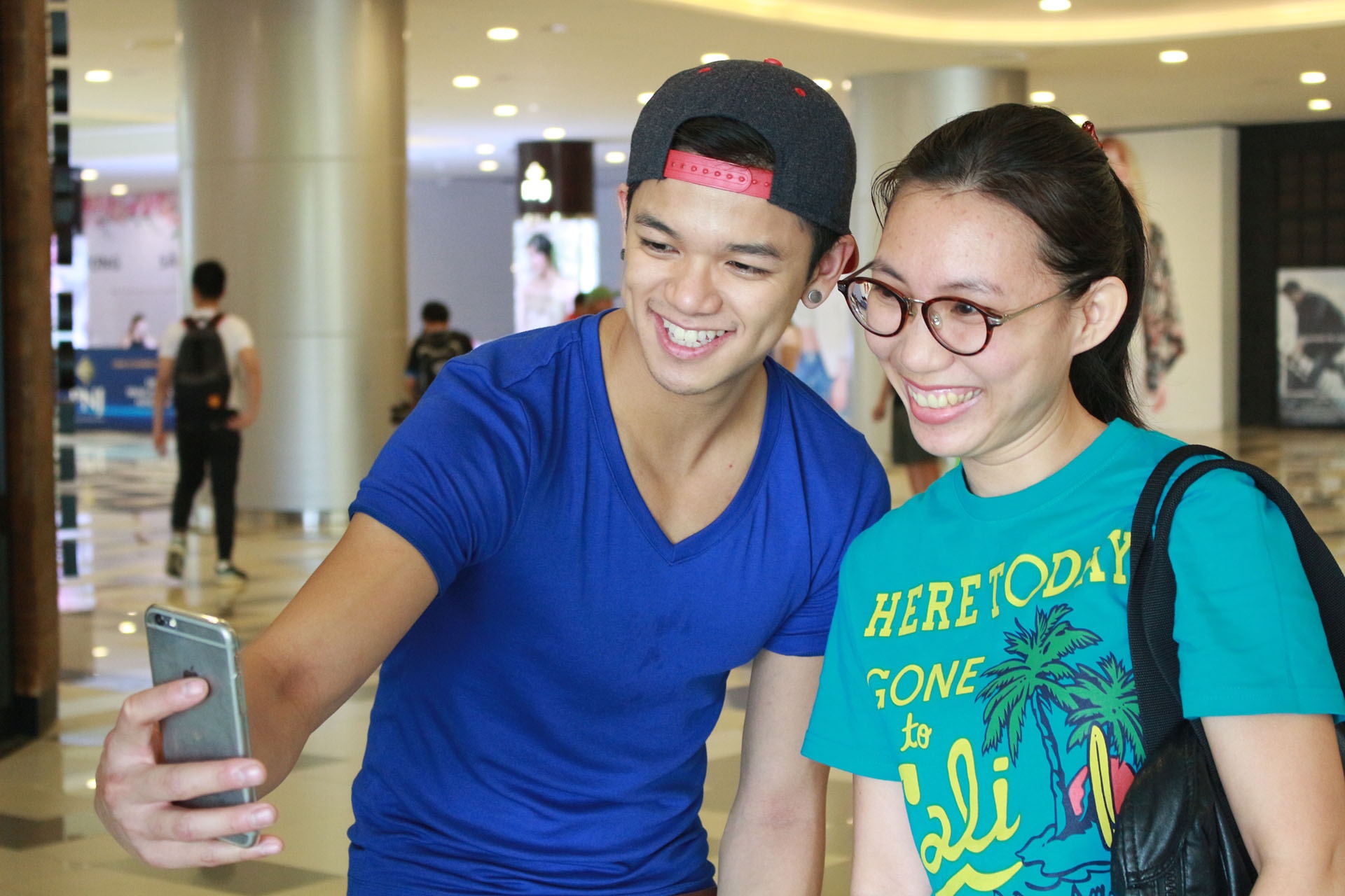 Bạn Diễm Hằng, thành viên fanclub của “Hiếu-Tại-Sao” chia sẻ cảm xúc dành cho thần tượng: “Mình ấn tượng bởi vẻ ngoài dễ thương, thân thiện của Trọng Hiếu ở vòng Studio. Từ đó, mình trở thành fan trung thành vô điều kiện của anh chàng vui nhộn này”. Trong ảnh: Chàng Việt kiều Đức chụp hình tự sướng cùng một khán giả nữ.