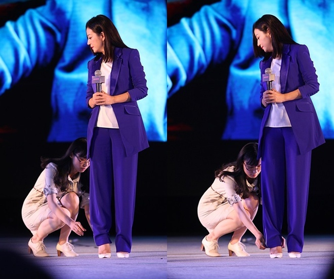 Triệu Vy để mặc trợ lý cúi xuống chỉnh ống quần cho mình.