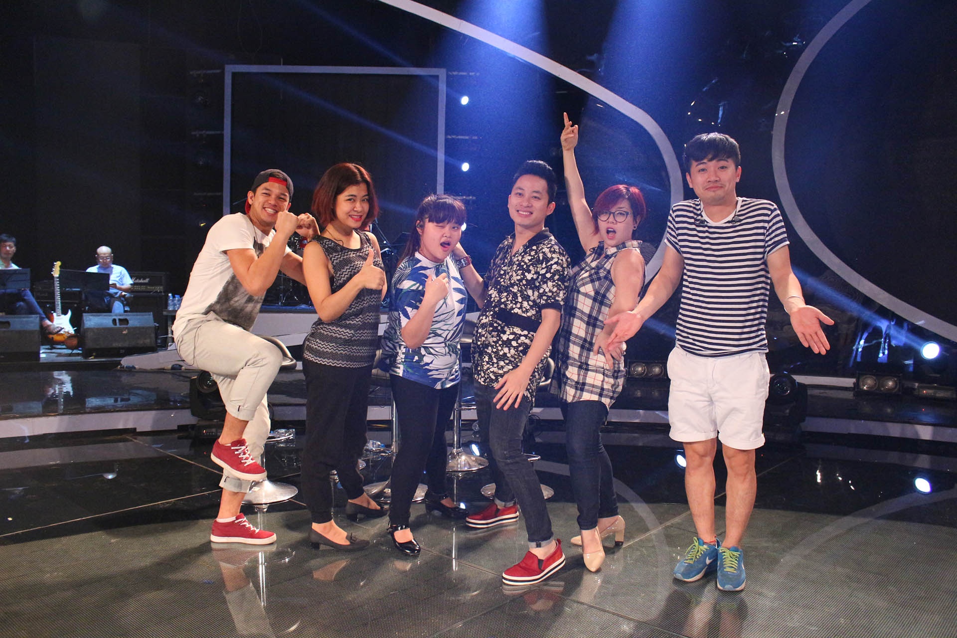 Kết thúc buổi tập, 5 thí sinh vui vẻ chụp hình lưu niệm cùng giám khảo khách mời ở đêm tranh tài sắp tới. Gala 5 - Phá cách được truyền hình trực tiếp lúc 20h chủ nhật, ngày 5/7 trên kênh VTV3.