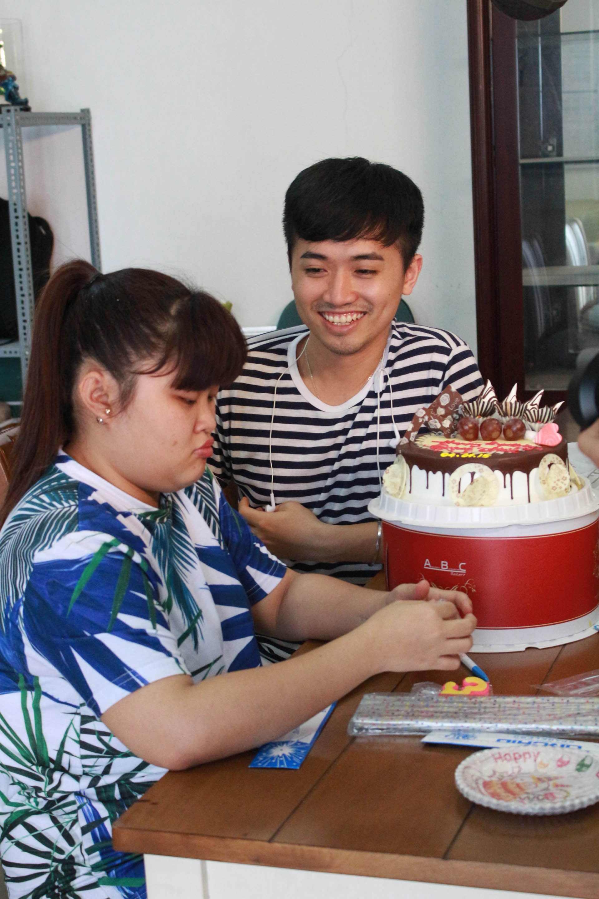 Khoảnh khắc đáng yêu của cô gái mũm mĩm Bích Ngọc trong lúc suy nghĩ lời chúc ý nghĩa gửi đến chàng Việt kiều Đức.