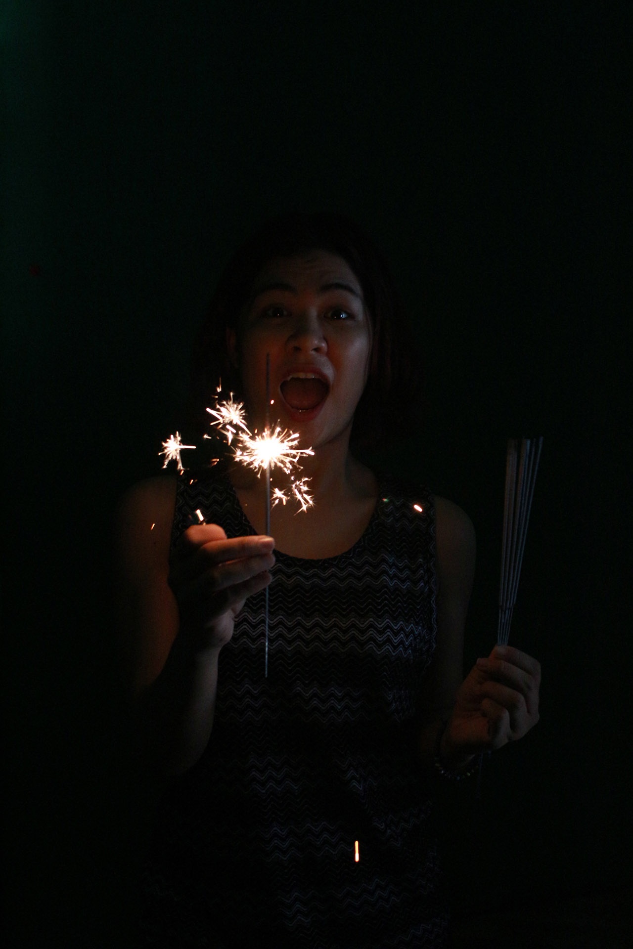 Cô em út Hà Nhi hào hứng đốt pháo hoa mini, chuẩn bị cho màn xuất hiện khiến nhân vật chính bất ngờ.