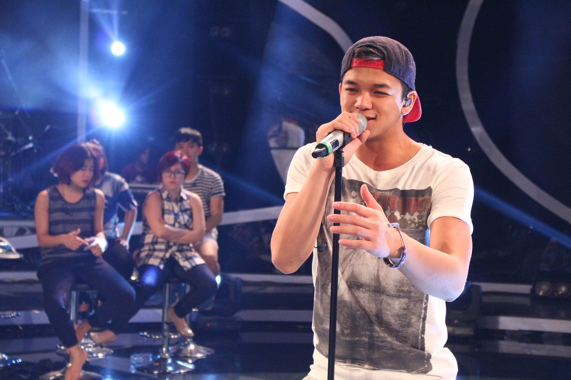 Nhận xét về chàng Việt kiều Đức sau buổi làm việc, giọng ca Chiếc khăn Piêu hào hứng cho biết: “Trọng Hiếu có lẽ là thí sinh để lại cho tôi nhiều ấn tượng nhất, bởi cậu ấy không chỉ có ngoại hình bắt mắt mà còn rất chuyên nghiệp và thành thạo trong việc giải phóng hình thể. Bên cạnh đó, anh ta chọn bài hát cũng rất cập nhật, gần với thị hiếu của giới trẻ”.