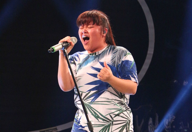 Với Bích Ngọc, Tùng Dương đánh giá, cô là thí sinh sở hữu chất giọng đầy nội lực. Thế nhưng, anh khuyên nữ sinh ĐH Kiến trúc TP HCM nên học thêm cách tiết chế giọng hát để xử lý ca khúc tốt hơn.