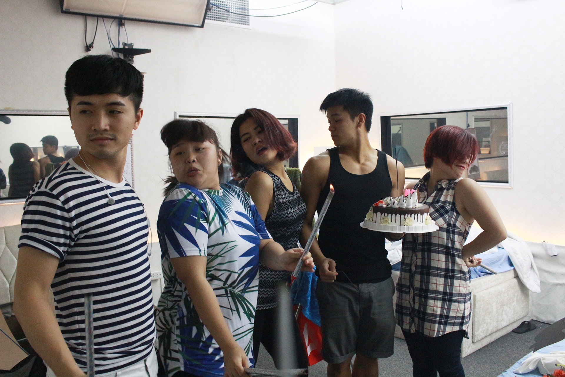 Bắt gặp ống kính máy ảnh, top 5 Thần tượng âm nhạc Việt Nam mùa 6 ngay lập tức tạo dáng độc, lạ.