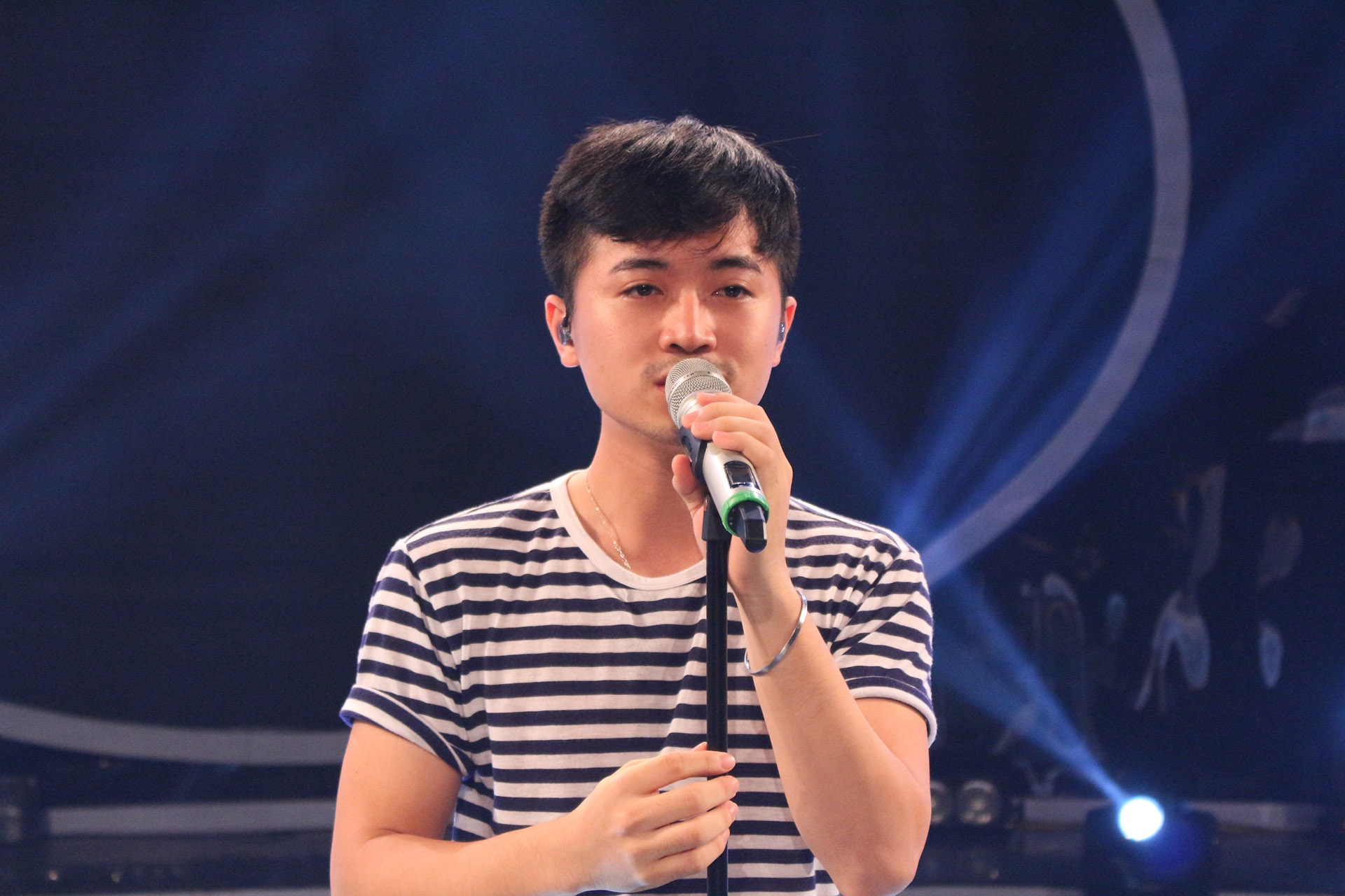 Riêng Minh Quân, anh nhận định: “Cậu ấy có chất giọng ấm phù hợp với những bài pop ballad. Dù vậy, đó cũng là một khuyết điểm vì Quân vẫn còn thu mình, chưa có cách xử lý tác phẩm đa dạng. Tuy nhiên, bù lại, cậu ấy rất dễ thương, cách hát chân thật nên sẽ được lòng khán giả trẻ”.