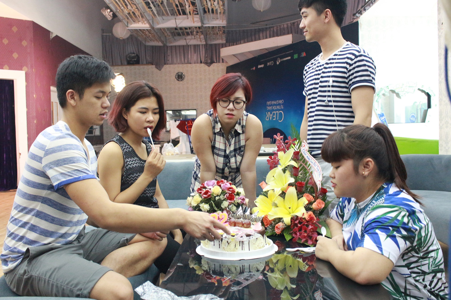 5 thí sinh cùng thưởng thức bánh sinh nhật. Vì lịch tập dày đặc và chịu sự quản lý nghiêm ngặt từ ban tổ chức chương trình, nên Minh Quân, Hà Nhi, Bích Ngọc lẫn Vân Quỳnh đều không thể chuẩn bị thêm quà, món ăn. Họ đành gửi các lời chúc ngộ nghĩnh, đáng yêu đến cậu bạn thân.