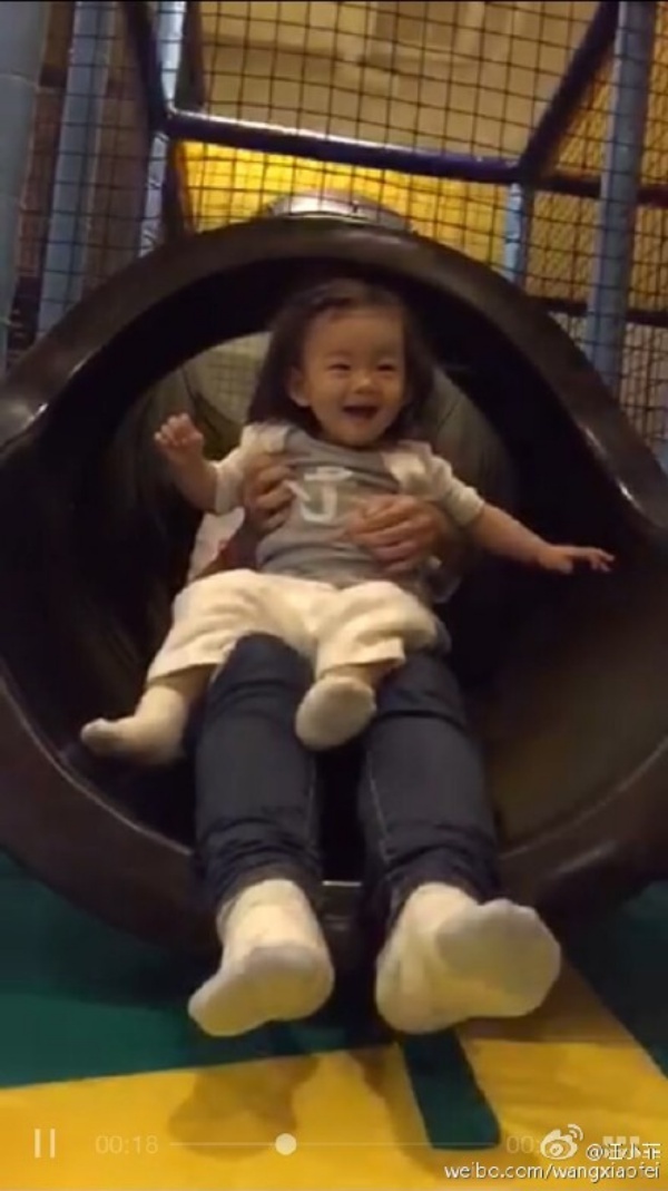 Gần đây, Đại S phát hành cuốn sách kể về quãng thời gian vất vả khi sinh con gái Uông Hy Nguyệt. Tấm ảnh này là hình con gái do Uông TIểu Phi đăng tải trên trang cá nhân vào ngày 5/7. Cô bé càng lớn càng giống bố.