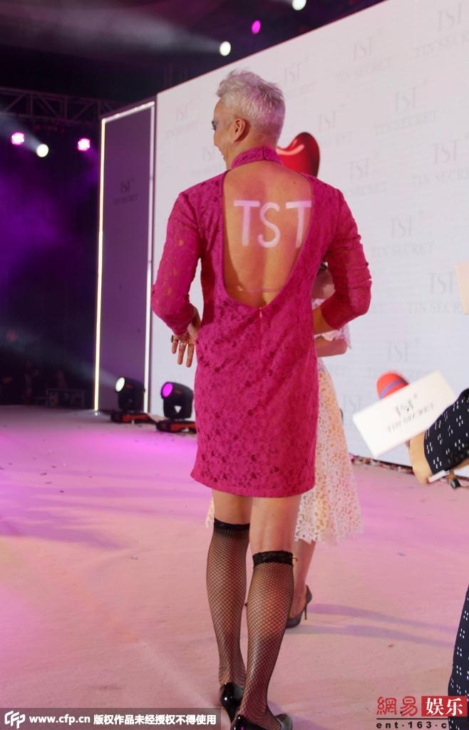 “Tôi muốn mang tới hình ảnh khác lạ, một vẻ chưa từng bao giờ mọi người nhìn thấy ở tôi. Chắc chắn khi bà xã nhìn, cô ấy cũng ngạc nhiên”, Lâm Thoại Dương chia sẻ.