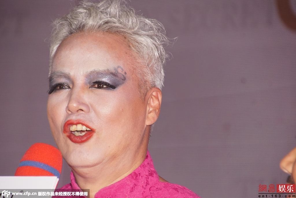 Cận cảnh gương mặt trang điểm đậm của Lâm Thoại Dương. 