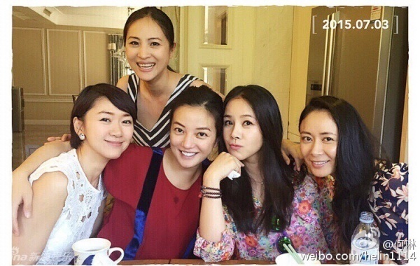 Trương Hằng từng đóng vai công chúa Trại Á trong Hoàn Châu cách cách. Sau bộ phim này cả hai đều nhanh chóng nổi tiếng. Nhưng nhiều năm qua, Trương Hằng trở nên kín tiếng trong showbiz. Cô kết hôn và có cuộc sống bình lặng bên chồng con. So với sự nổi tiếng đình đám của Triệu Vy là một trời một vực nhưng cô luôn vui vẻ. Nữ diễn viên và Én Nhỏ đến giờ vẫn thân thiết.