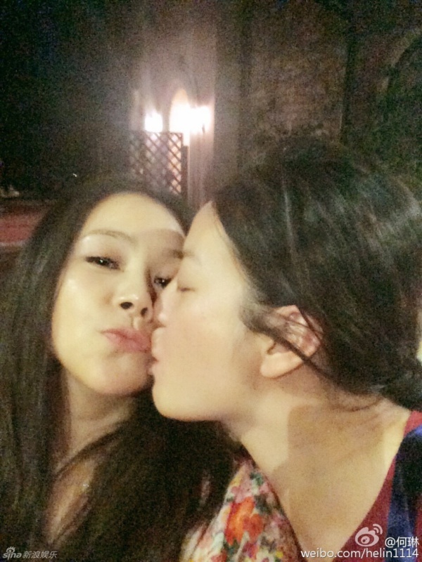 Khoảnh khắc nữ diễn viên nổi tiếng thân thiết với bạn học.