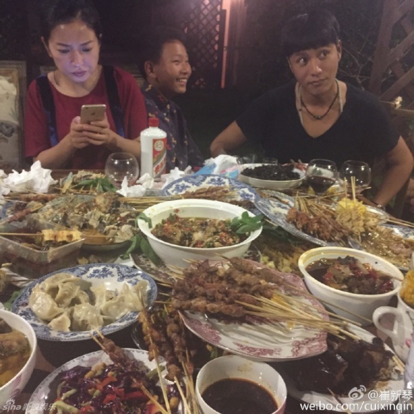 Triệu Vy và Trần Khôn ngồi cạnh nhau, xóa tin đồn rạn nứt.