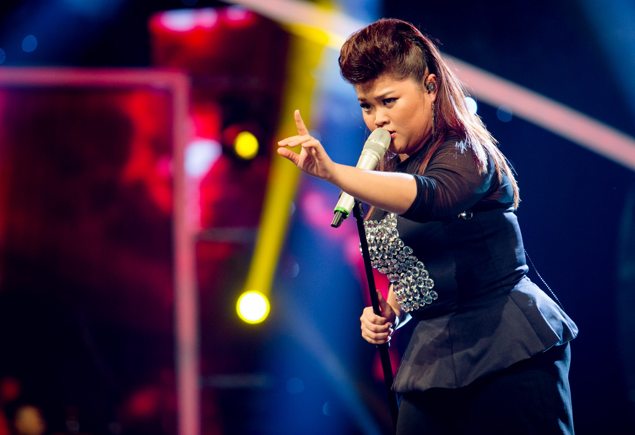 Divo Tùng Dương phấn khích nói: “Em thực sự đã vuốt ve tôi. Việc biết tiết chế nội lực trong giọng hát giúp em càng trở nên quyến rũ”. Đồng quan điểm với người đồng nghiệp, nhưng Thu Minh góp ý khâu trang phục của nữ thí sinh quê Cần Thơ ở hai tuần gần đây không ổn.